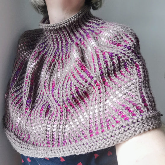 Outlandish - Capelet
1