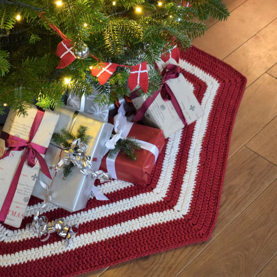 Crocheted Christmas Tree Skirt - Ribbon
2