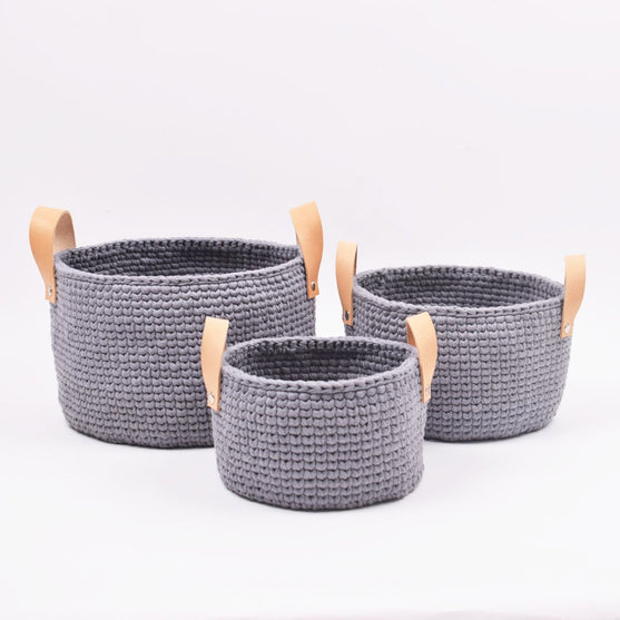 Ribbon baskets with leather straps in 3 sizes
2