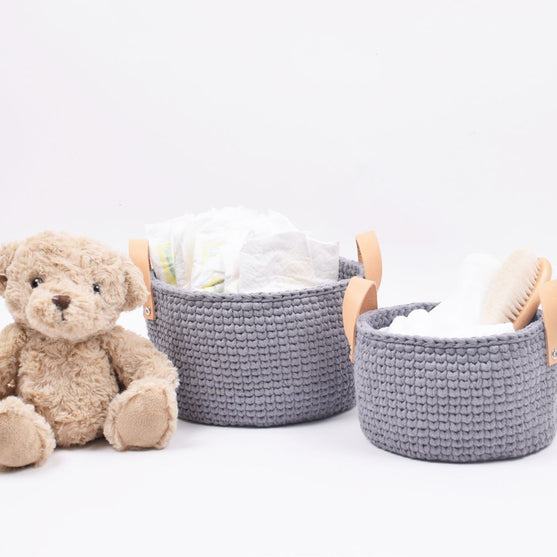 Ribbon baskets with leather straps in 3 sizes
4