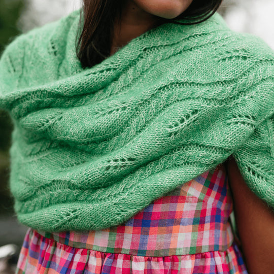 Hiedra Shawl - Wrap with Leaf Motif