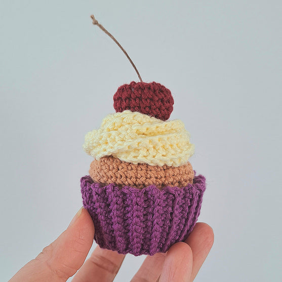 Cupcakes with cherries
3