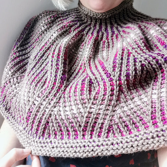 Outlandish - Capelet
3