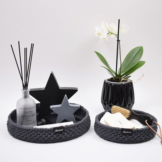 Decoration trays with round leather base
4