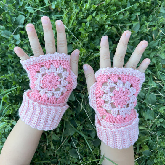 Dahlia - Fingerless Gloves
2
