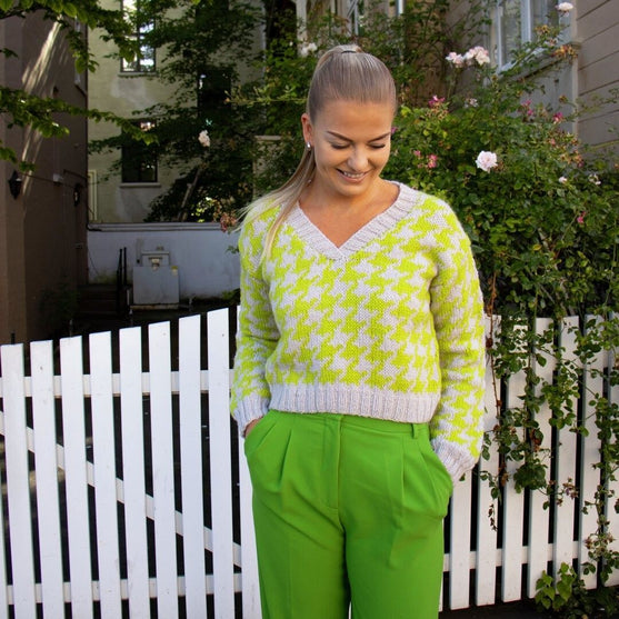 457-03 Akita sweater
2