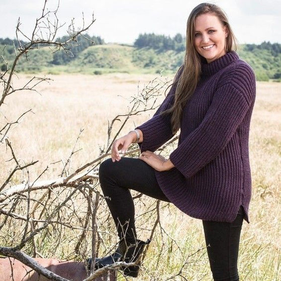 1665 – Women’s sweater in fisherman’s rib in eggplant Mayflower Easy Care Classic.
3