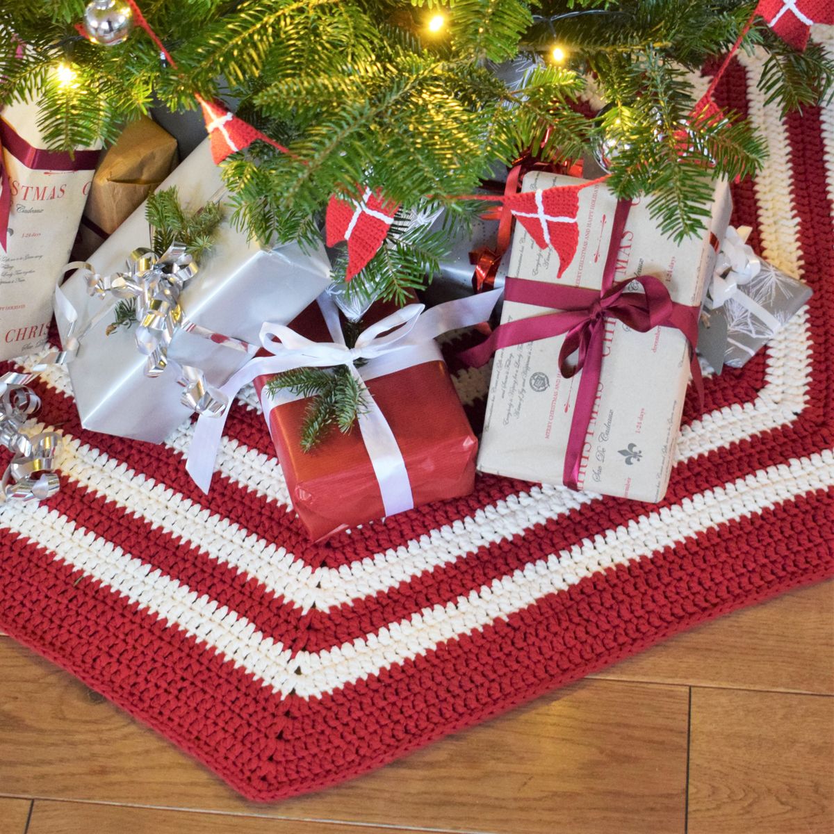 Crocheted Christmas Tree Skirt - Ribbon – Hobbii