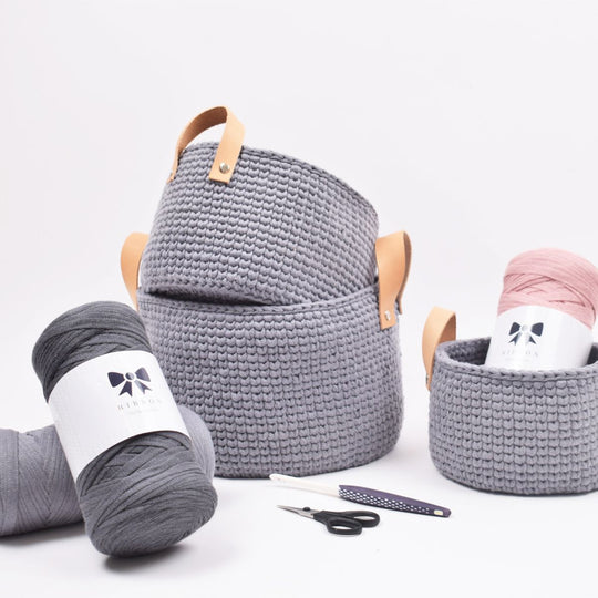 Ribbon baskets with leather straps in 3 sizes