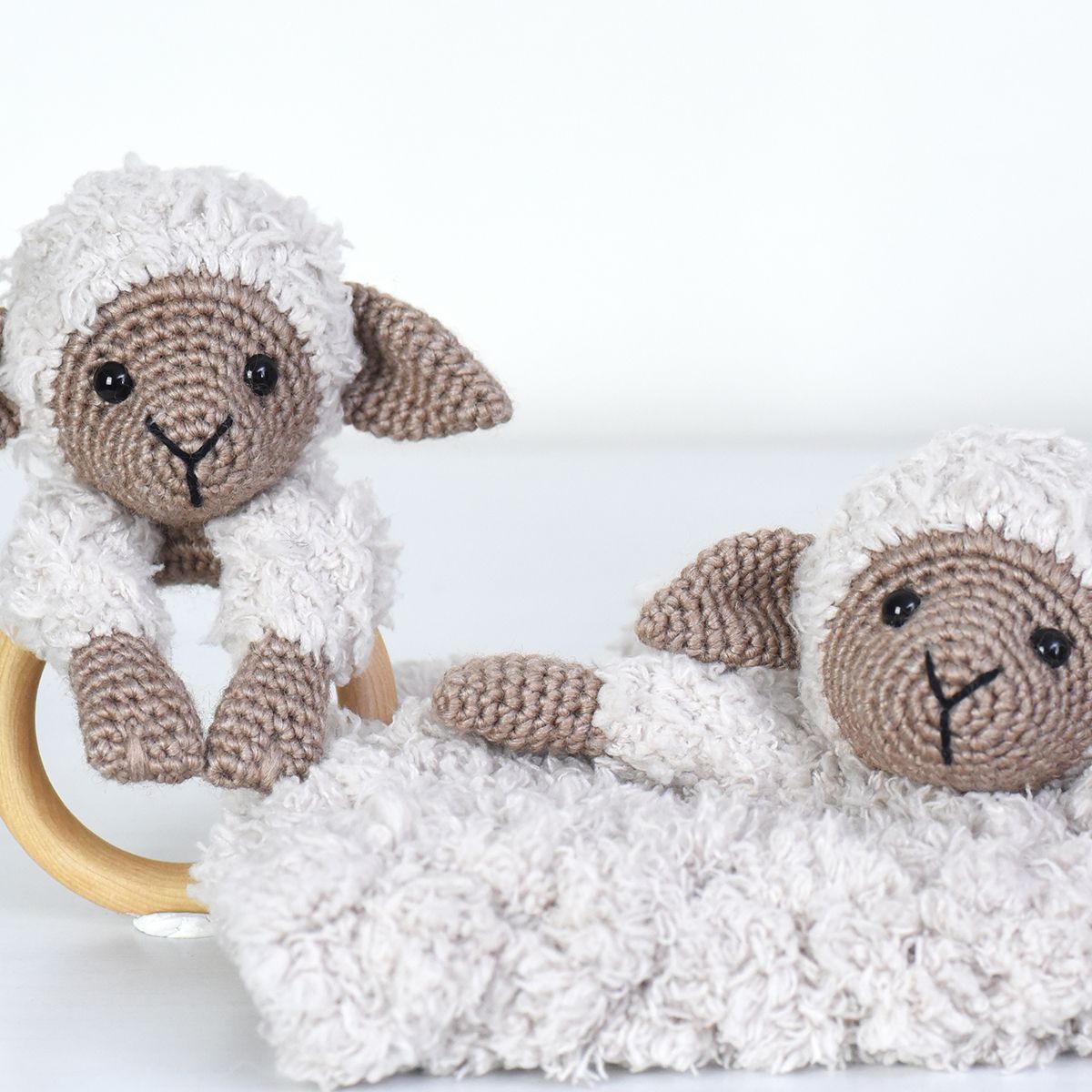 Chanel on cosy blanket and wooden ring – Hobbii