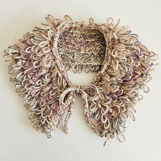 

Den Glade Krave - Decorative collar in loop stitch
5