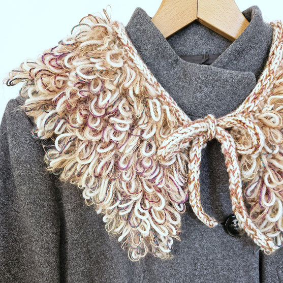 

Den Glade Krave - Decorative collar in loop stitch
3