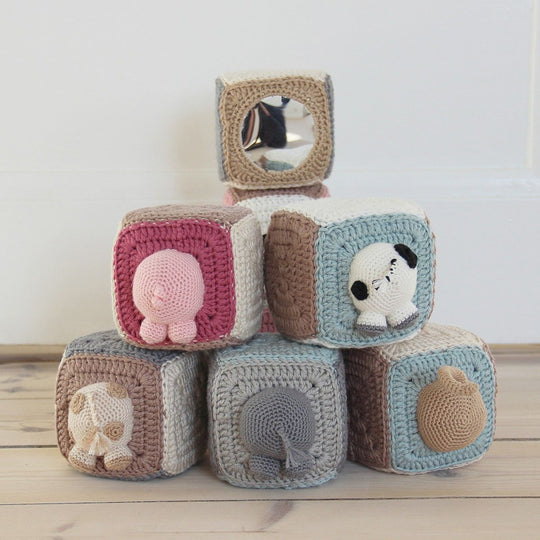 Stacking cubes - with animals