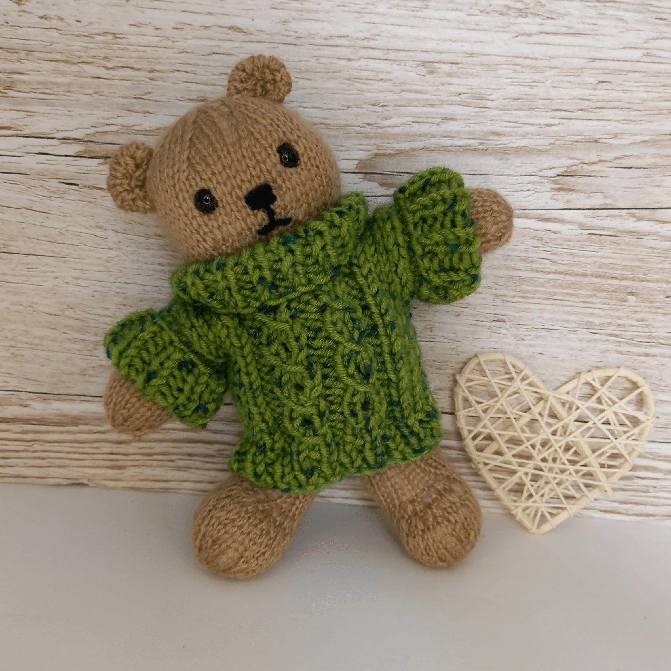 Bear in Sweater – Hobbii