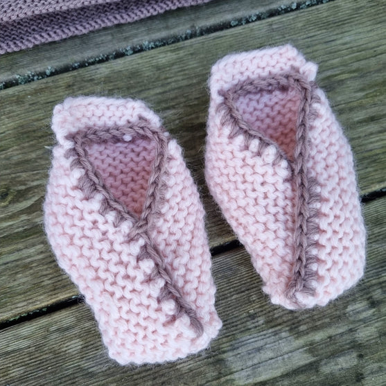 

Denver NO 2 - Jumper, Hat and Booties
2