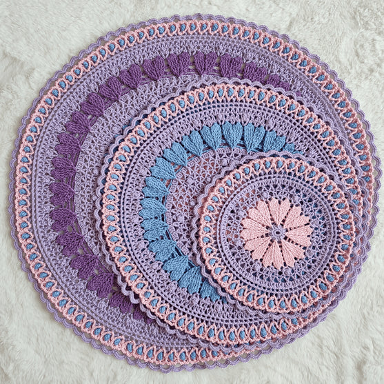 

Gwendolyne - Doily
6