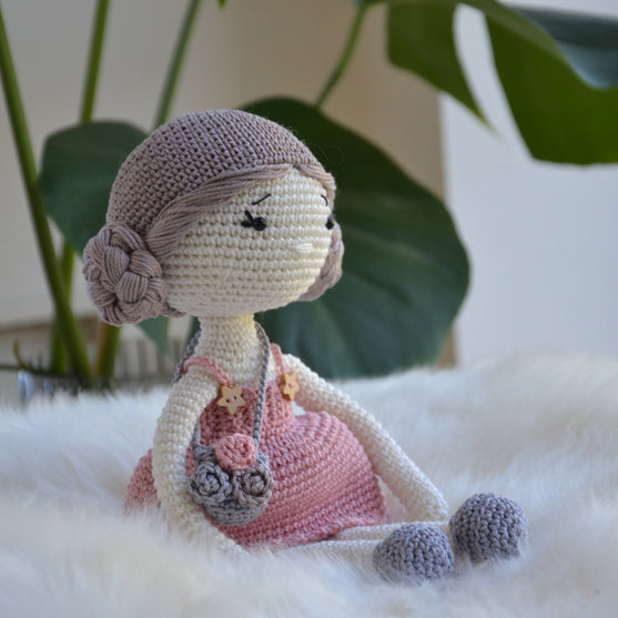 

Miv - Doll
1