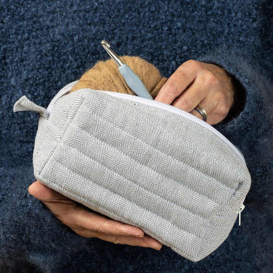 

Quilted Project Bag - Rectangular - Medium - Hobbii
3